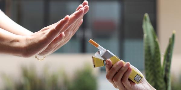 Persona rechazando tabaco