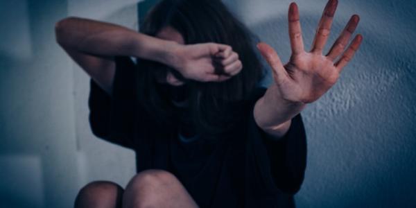 Una mujer se protege de una agresión 