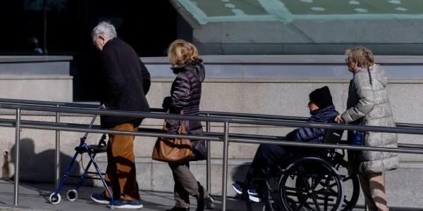Una mujer empuja una silla de ruedas, a 3 de febrero de 2025, en Madrid (España)