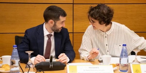 Pablo Bustinduy y Rosa Martínez en el Consejo interterritorial.