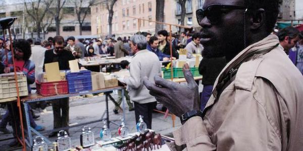 Un inmigrante africano en el Rastro de Madrid / Carlos de Andres