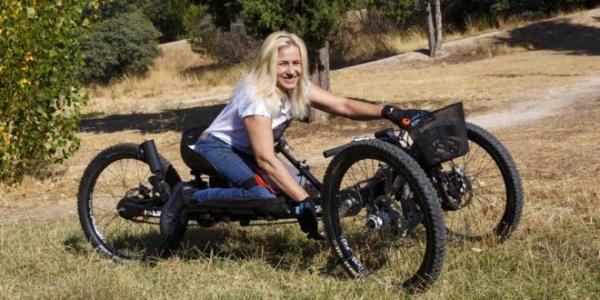 La campeona paralímpica Gema Hassen Bey con su bicicleta de manos. 