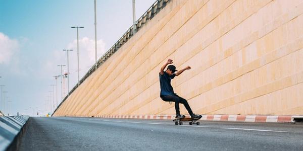 Adolescente haciendo skate