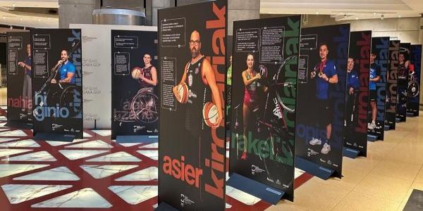 La exposición 'Kirolaiak' de deportistas paralímpicos vascos, en Bilbao | Foto de Paulino Oribe