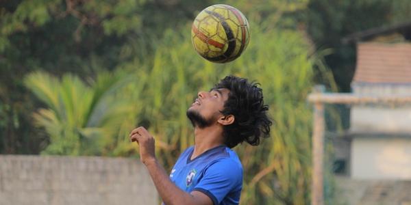 Chico con un balón en la cabeza