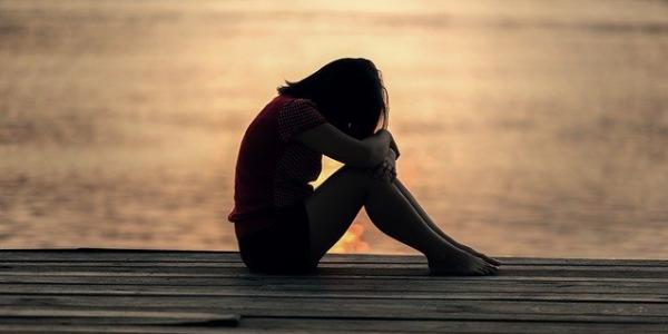 Chica triste en la playa / Pixabay