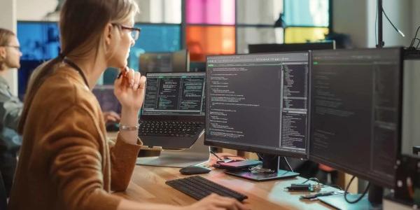 Desarrolladores web trabajando