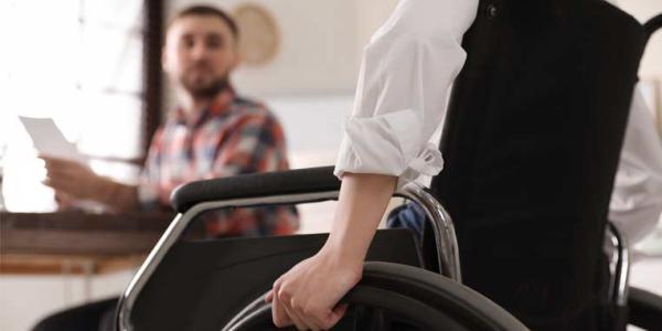 Empleado con discapacidad motora