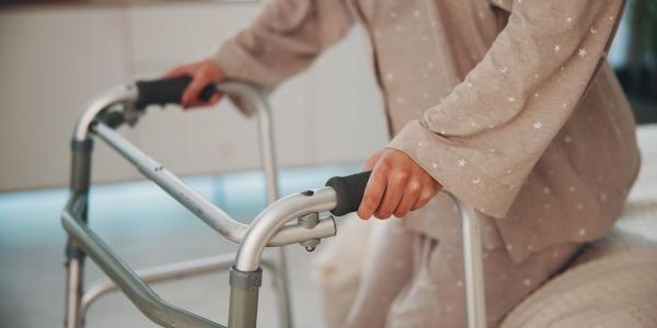 La prevención para evitar caídas en mayores es crucial