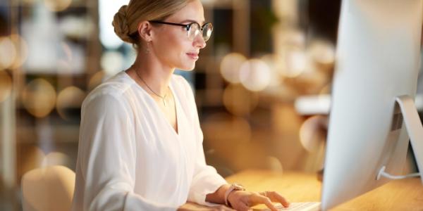 mujer comprando texto en detectores de IA