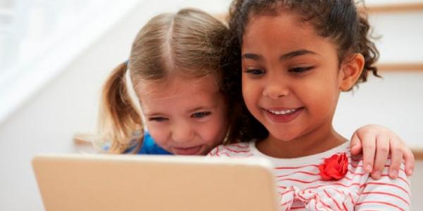 Niñas con una tablet