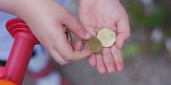 El uso de dinero en efectivo tiene efectos positivos en su educación