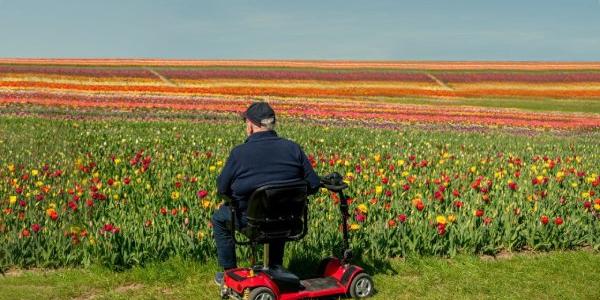 Señor mayor con discapacidad en su pueblo