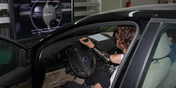 Tecnología para que la discapacidad física grave pueda coger el volante