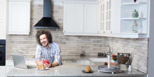 Hombre con discapacidad intelectual desayunando en la cocina