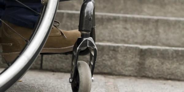 Una persona en silla de ruedas