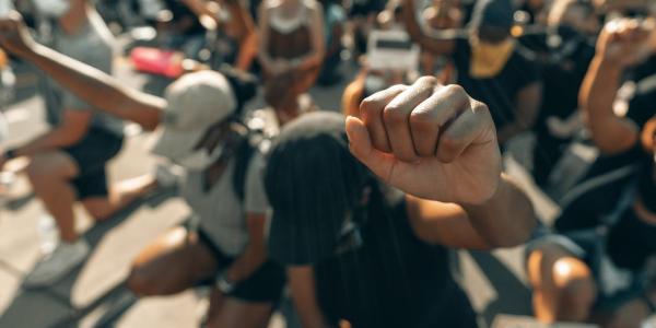 Un manifestante en una revuelta contra la discriminación racial