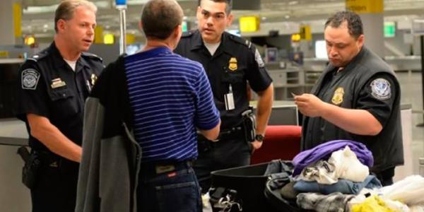 Policías revisando una maleta