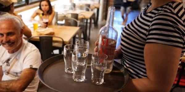 Las llamadas a restaurantes son frecuentes para resolver dudas