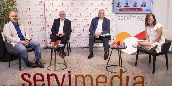 Los expertos del diálogo en Servimedia, durante el encuentro