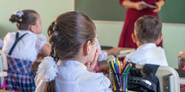 Niños en una clase inclusiva con el profesor