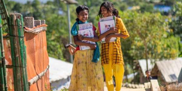 Dos niñas en un país subdesarrollado que van a la escuela