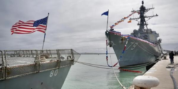 Un buque de guerra estadounidense atracado en Rota.