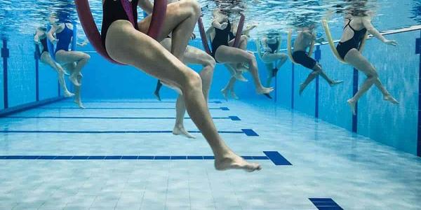 Deporte en el agua y beneficios para frenar la obesidad
