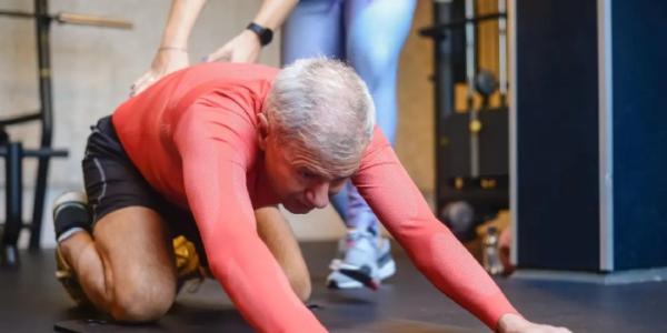 Un hombre mayor haciendo ejercicio, en una imagen de archivo.