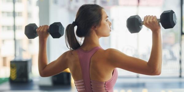 Mujer fortaleciendo brazos