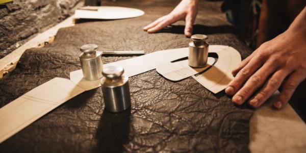 Persona haciendo calzado