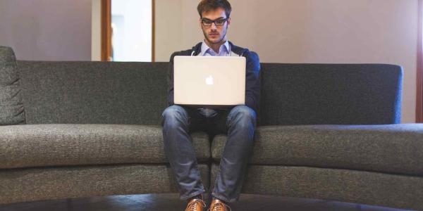 Chico trabajando con su ordenador