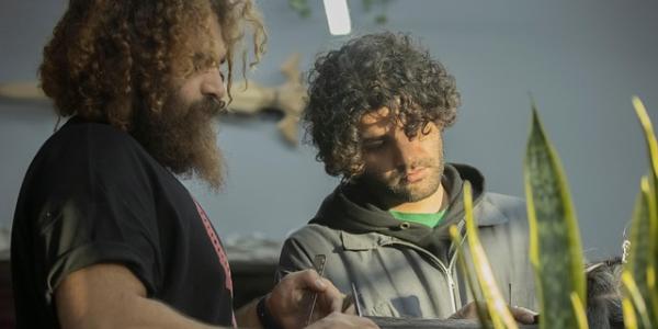 Dos jóvenes trabajando