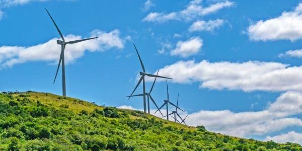 Molinos de viento en una ladera | Foto de 123RF/Danflcreativo