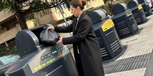 Una mujer deposita residuos en un punto de recogida neumática 