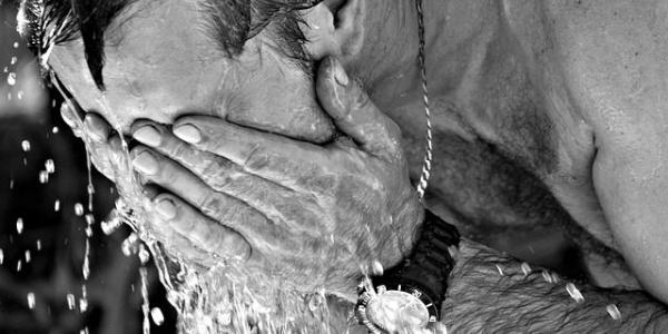 Hombre mojándose la cara