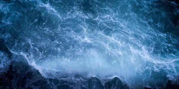 Olas del mar por la noche