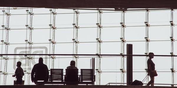 Pasajeros esperando a su vuelo en un aeropuerto