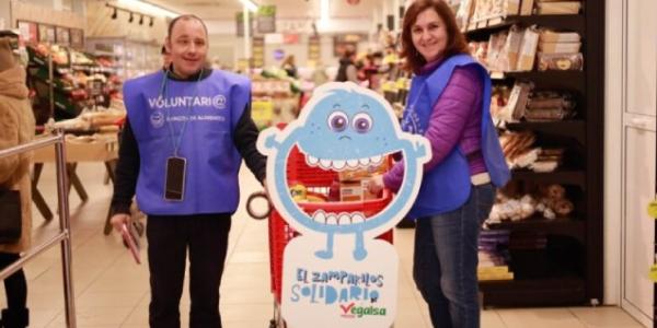 Vegalsa Eroski y sus clientes realizan una donaciones a los bancos de alimentos