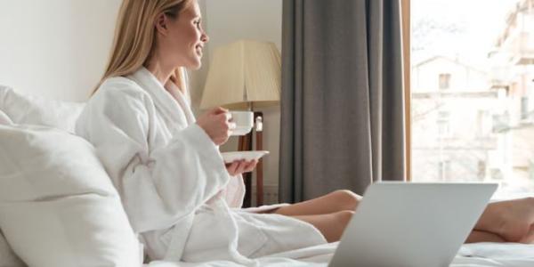 Chica descansando en un hotel 