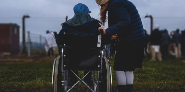 Una persona con esclerosis múltiple y su cuidadora