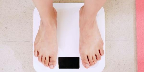 Pies de una mujer en una báscula