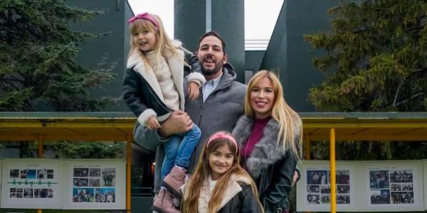 Nuria Martín, su marido Álvaro y sus hijas, el 27 de diciembre en el colegio SEK-Ciudalcampo, en San Sebastián de los Reyes, Madrid. 