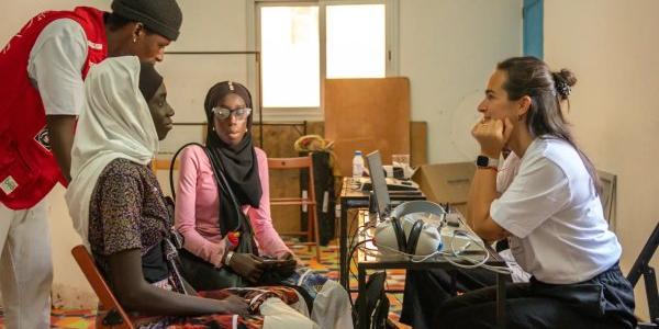 La audioprotesista de Fundación Multiópticas Judith Mendonza atiende a dos mujeres senegalesas con la ayuda de un traductor de Escuela Coruña. 