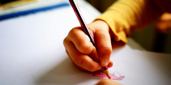 Chica escribiendo un texto en la escuela