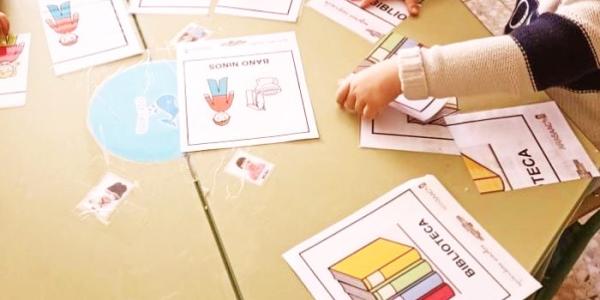 Niños aprendiendo con pictogramas
