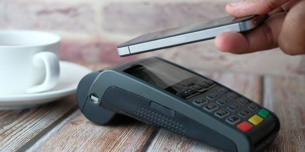 Una persona haciendo uso de los pagos digitales