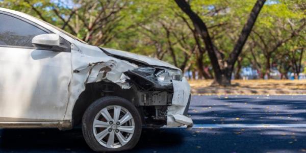 Coche siniestrado en una carretera 