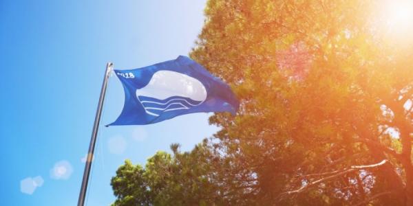 Bandera azul en una playa
