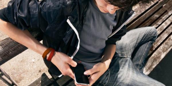 Joven usando un móvil